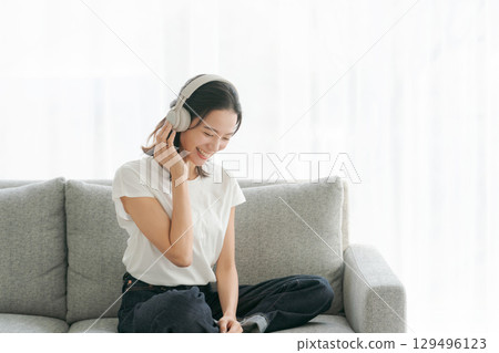 婦女在客廳裡聽音樂 129496123