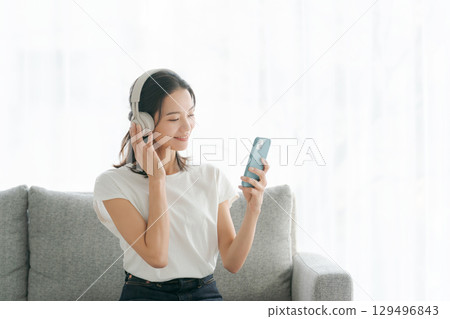 在智慧型手機上聽音樂的女人 129496843