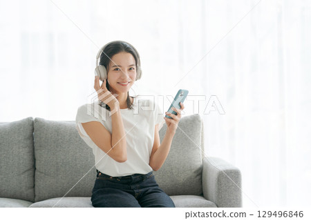 在智慧型手機上聽音樂的女人 129496846
