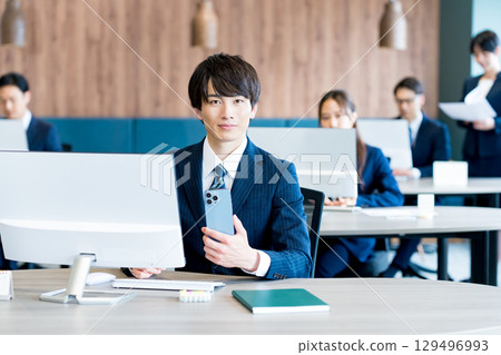 A businessman with a smartphone in the office 129496993