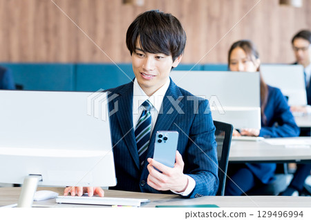 A businessman with a smartphone in the office 129496994
