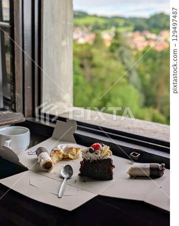 古董櫥窗上擺放著糖果和茶 | 歐洲下午茶場景 129497487