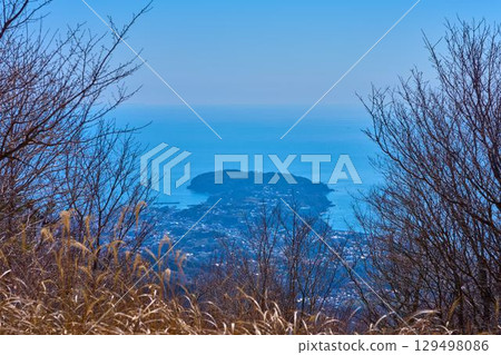 A view of the southeast side from the summit of Makuyama in Yugawara Town, Ashigarashimo County, Kanagawa Prefecture in spring (including Yugawara Town, Manazuru Peninsula, etc.) A view of the southeast side from the summit of Makuyama in Yugawara Town, Ashigarashimo County, Kanagawa Prefecture in spring (including Yugawara Town, Manazuru Peninsula, etc.) 129498086