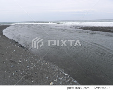 The Sakawa River flowing into Sagami Bay 129498628