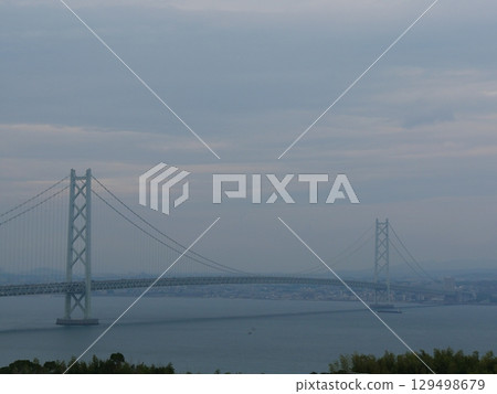 A view of the Akashi Kaikyo Bridge 129498679