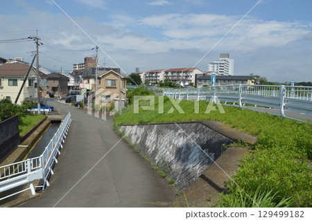 有河流的住宅區 129499182
