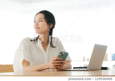 一位女士在客廳使用電腦 一位女士在客廳使用電腦 129500400