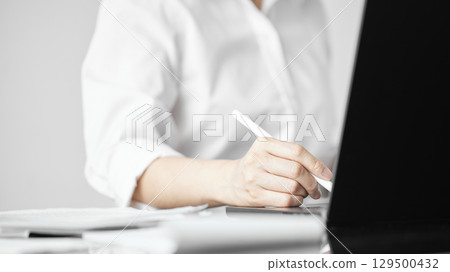 Business concept. A confident gesture by a female leader with leadership and innovative attitude. 129500432