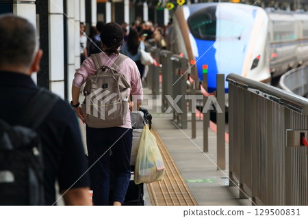 Passengers returning home on the Shinkansen Passengers returning home on the Shinkansen pushing strollers Passengers returning home on the Shinkansen Passengers returning home on the Shinkansen pushing strollers 129500831