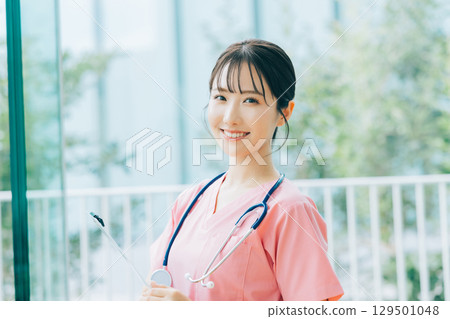 Smiling female nurse 129501048