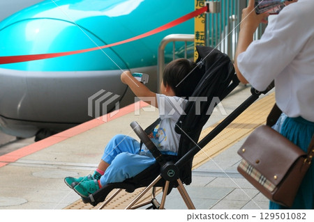 A child who is happy to see the Tohoku Shinkansen A child who loves the Shinkansen A child who is happy to see the Tohoku Shinkansen A child who loves the Shinkansen 129501082