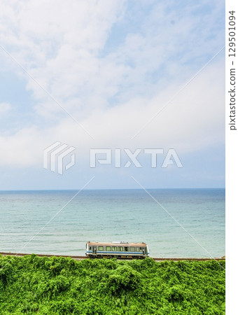 一列沿海岸行駛的單車廂柴油火車 129501094