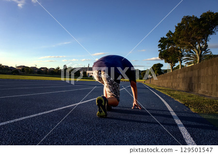 <Material> A boy who gets up early and practices track and field <Material> A boy who gets up early and practices track and field 129501547