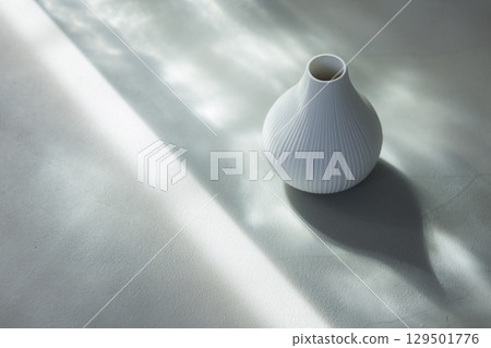 white ceramic vase 129501776