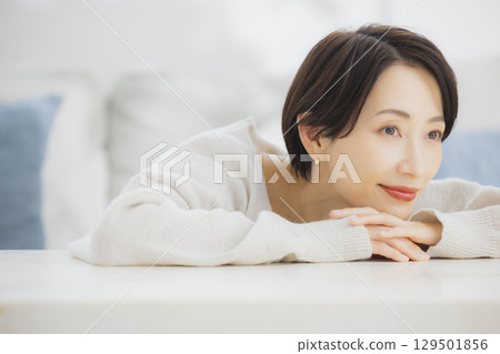 Middle women to relax in the room Middle women to relax in the room 129501856