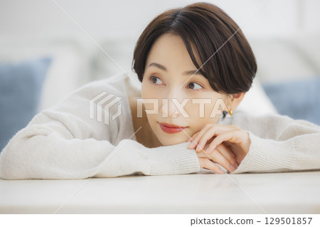 中年婦女在房間裡放鬆 129501857