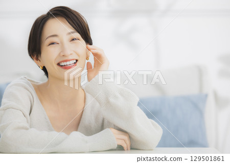 中年婦女在房間裡放鬆 129501861