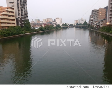 河中倒映的城市景觀 河川風光 129502155