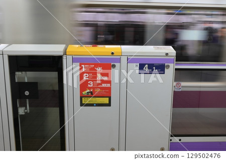 半藏門線月台門 東京Metro地鐵月台門 半藏門線月台門 東京Metro地鐵月台門 129502476