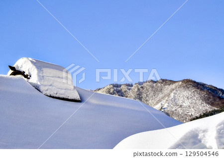 東北地區的日本房屋和山上的雪景 129504546