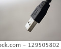 從某個角度近距離觀察 USB 連接埠 129505802