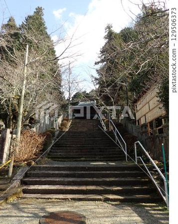山口縣山口市的古熊神社，是南北町時代大內弘代供奉京都北野天滿宮神社菅原道真神靈的地方。 129506373