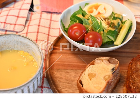 Healthy nutritionally balanced diet 129507138