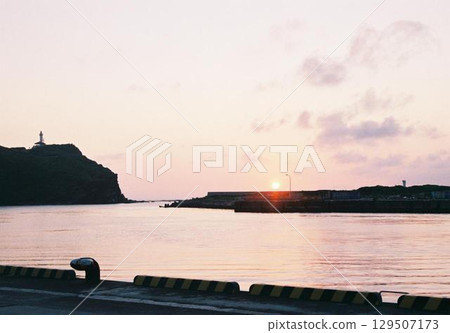 I took a picture of the sunset from the port of Yonaguni Island. 129507173