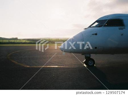 I photographed a propeller plane arriving at Yonaguni Island with the setting sun in the background. I photographed a propeller plane arriving at Yonaguni Island with the setting sun in the background. 129507174