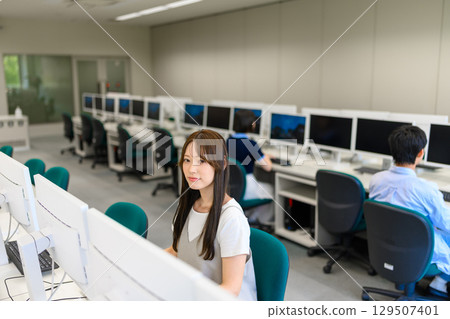 女學生在電腦室使用電腦 129507401