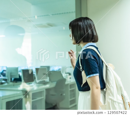 一位女士參觀該設施 129507422