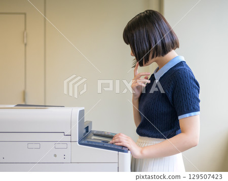 一名操作影印機的女子 129507423