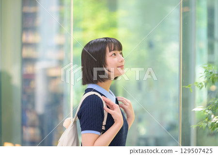 一位女大學生在窗邊思考 129507425