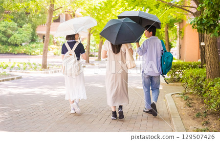 一群學生撐著陽傘散步 129507426