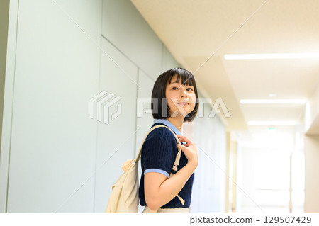 一名女子走進設施內 129507429