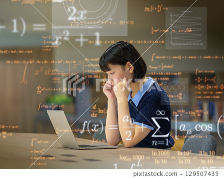 一名女大學生一邊看著筆電一邊思考 129507435