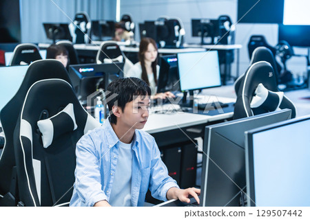 gaming room 129507442