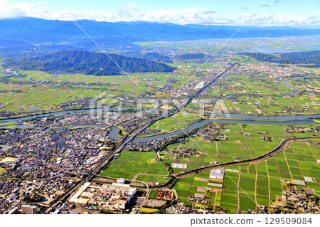 鹿兒島本線川尻站（前景）及太空站（背景）週邊景觀（熊本縣熊本市）[2025年7月] 129509084