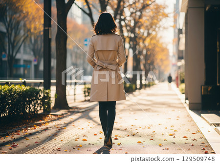 秋日陽光灑滿城市人行道,一位女士的背影 秋日陽光灑滿城市人行道,一位女士的背影 129509748
