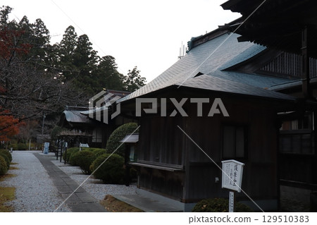 A Japanese temple garden shrouded in tranquility 129510383