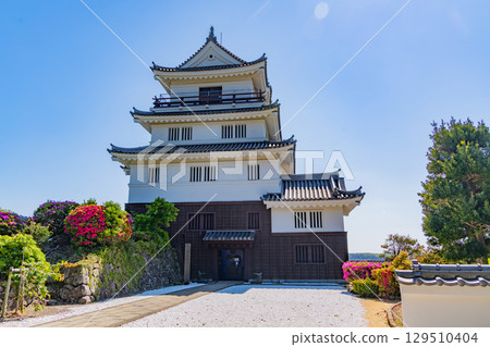 [Nagasaki Prefecture] Hirado Castle with bright red Hirado azaleas in bloom 129510404
