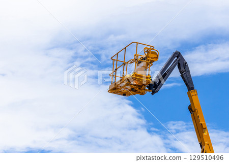 Articulate boom lift with blue sky background, Aerial platform lift telescopic boom lift hydraulic boom lift, Mobile construction crane, Construction boom lifts 129510496