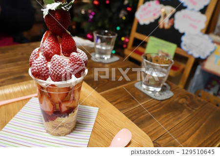 以草莓為主料的奢華甜點~點亮咖啡廳時光的美味~ 以草莓為主料的奢華甜點~點亮咖啡廳時光的美味~ 129510645