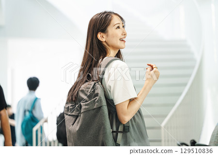 一位女士獨自背著背包外出 129510836