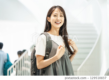 一位女士獨自背著背包外出 129510837