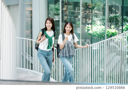 年輕女子朋友出去玩 129510866