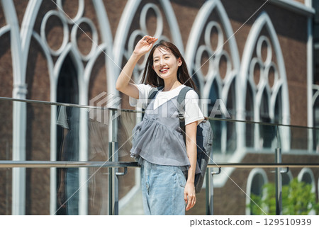 一位年輕女子獨自外出 一位年輕女子獨自外出 129510939
