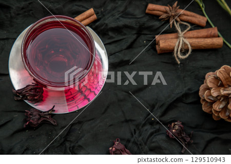 Roselle tea (Jamaica sorrel, Rozelle or hibiscus sabdariffa ) with dry roselle. 129510943