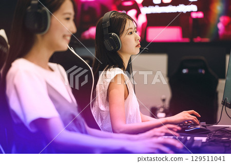參加電競錦標賽的年輕女子 參加電競錦標賽的年輕女子 129511041