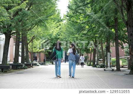 女大學生在校園行走的背影 129511055